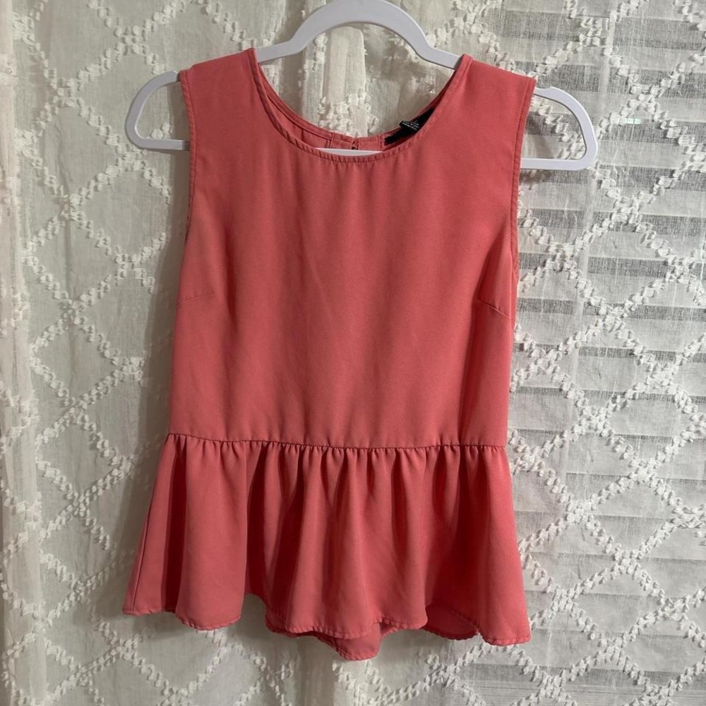 Womens Small  Coral Sleeveless Peplum Blouse With Gold Button Open Back Detail‎